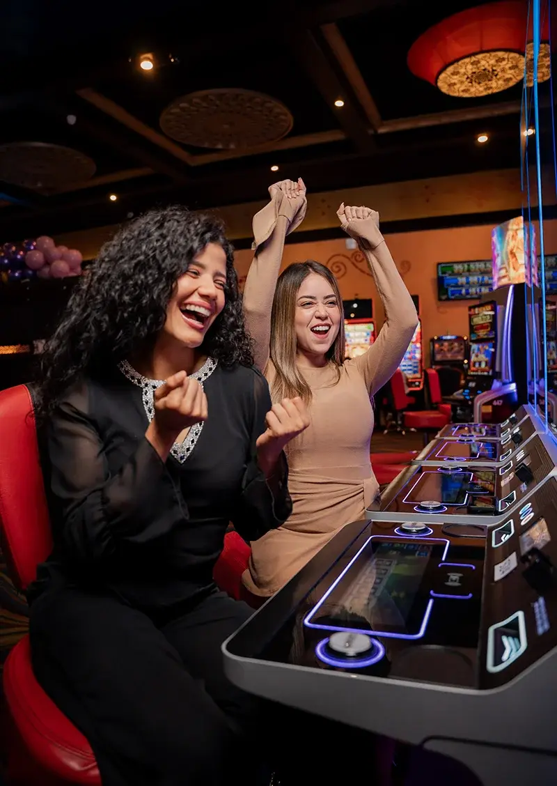 Clientes celebrando en una mesa de casino de Maunaloa
