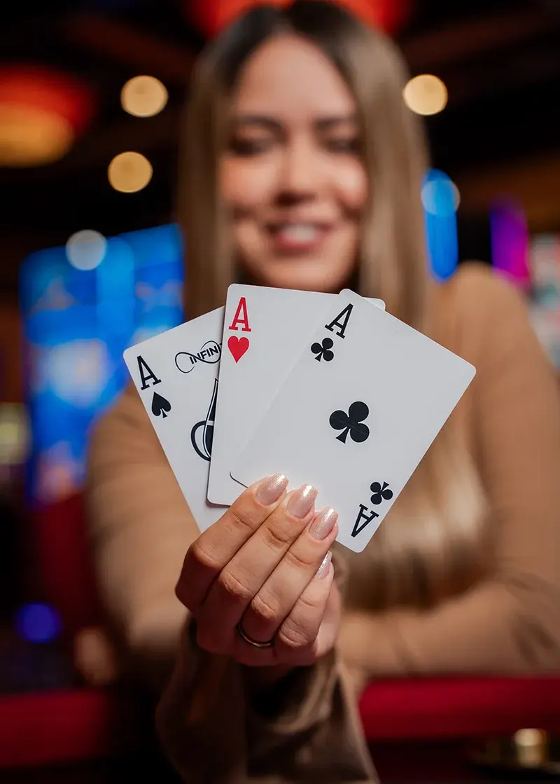 Crupier mostrando cartas en un ambiente elegante de Maunaloa