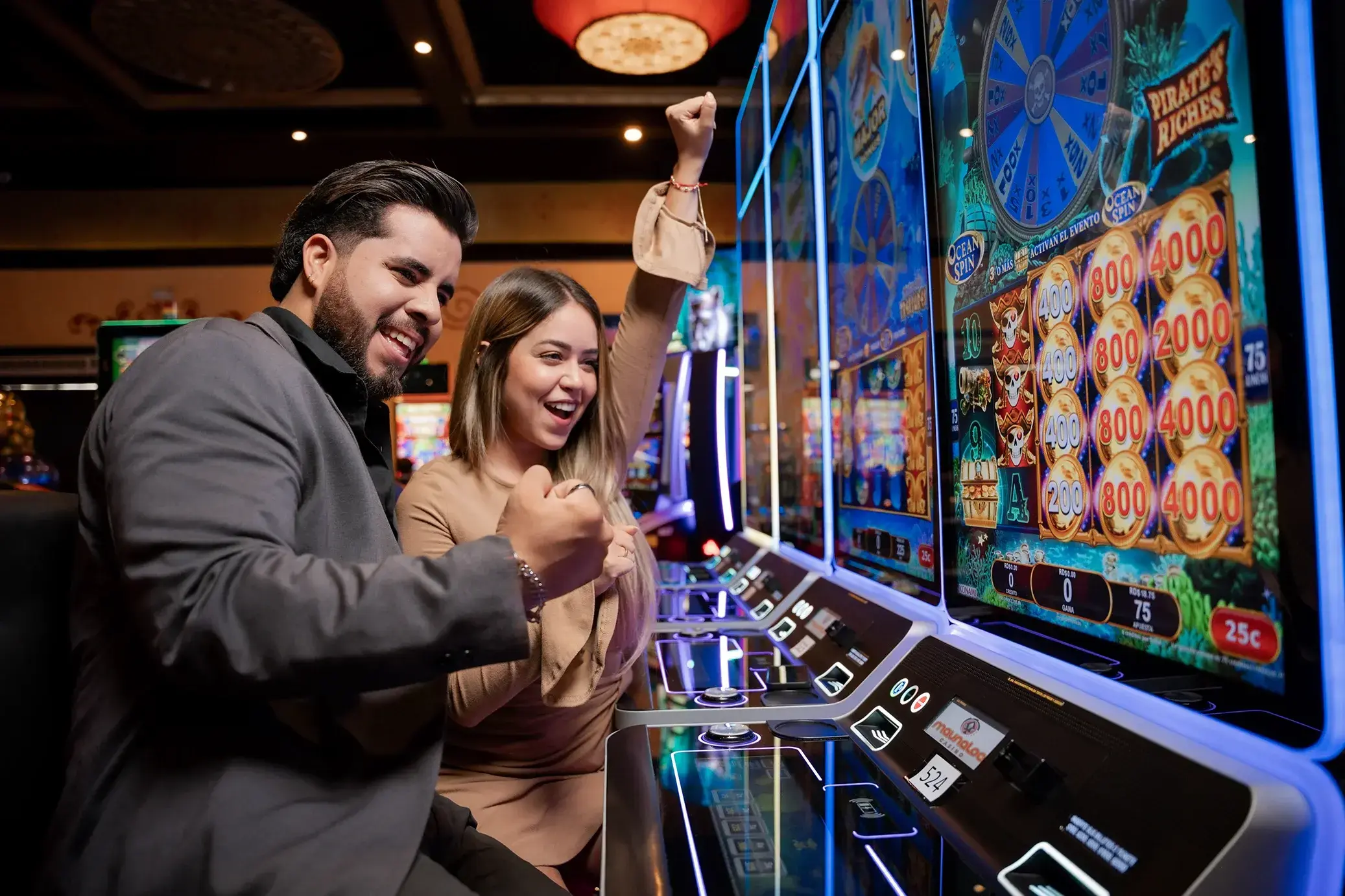 Jugadores celebrando en la zona de tragamonedas del casino
